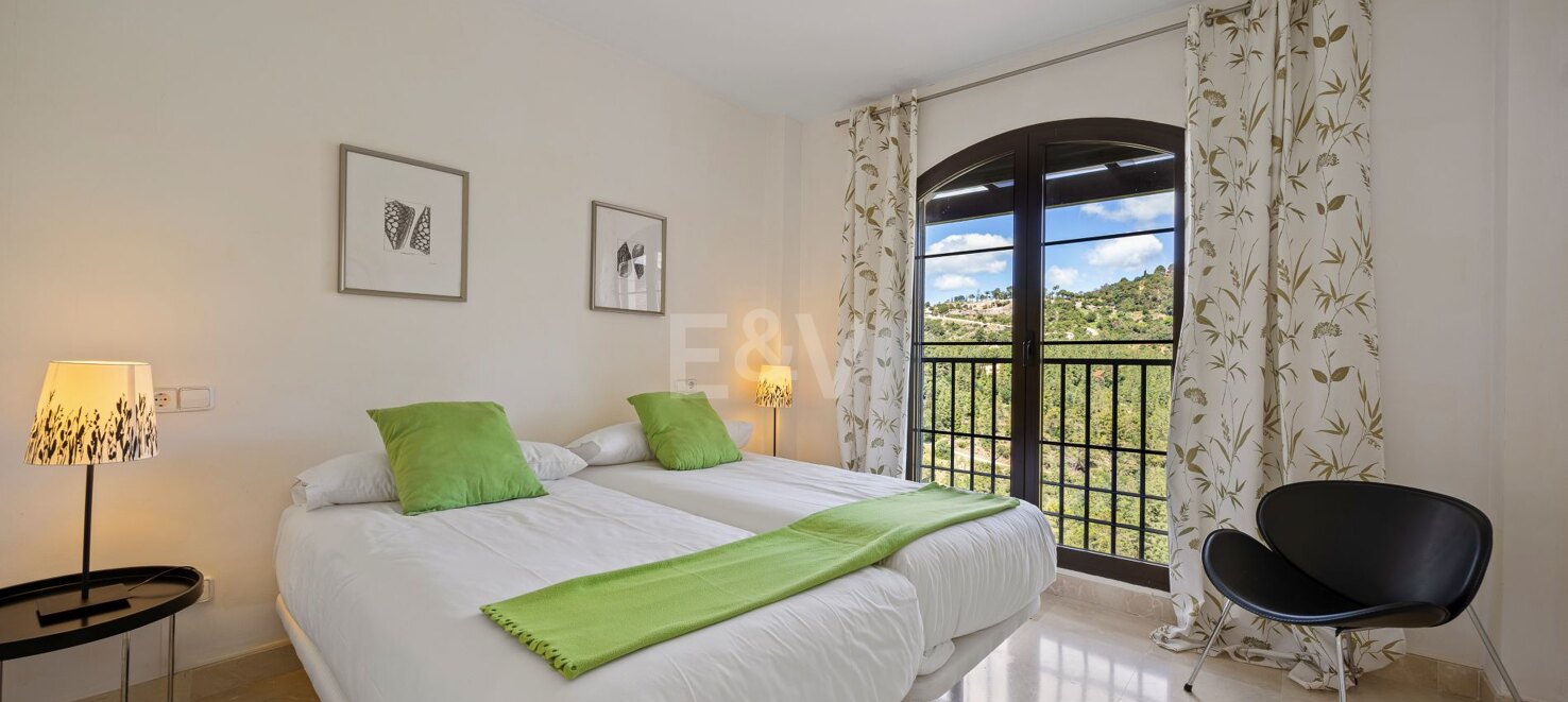 Lovely Apartment with Beautiful Sea Views and Golf Community Access