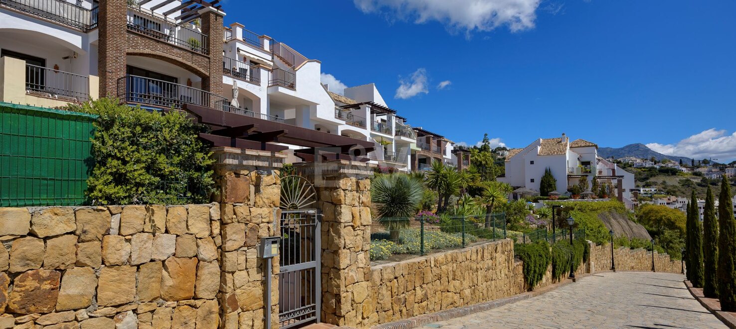 Lovely Apartment with Beautiful Sea Views and Golf Community Access