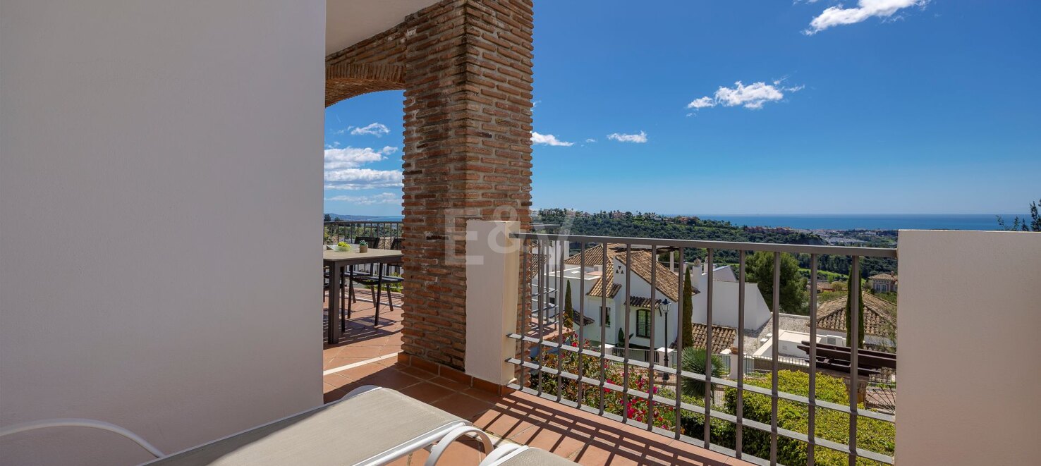 Lovely Apartment with Beautiful Sea Views and Golf Community Access