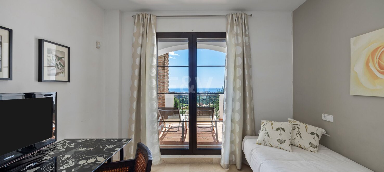 Lovely Apartment with Beautiful Sea Views and Golf Community Access