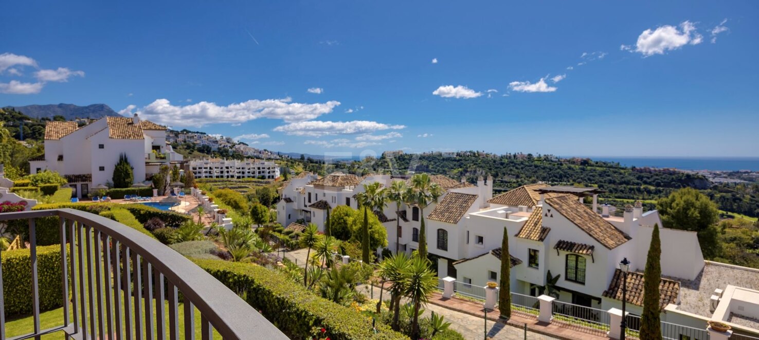 Lovely Apartment with Beautiful Sea Views and Golf Community Access