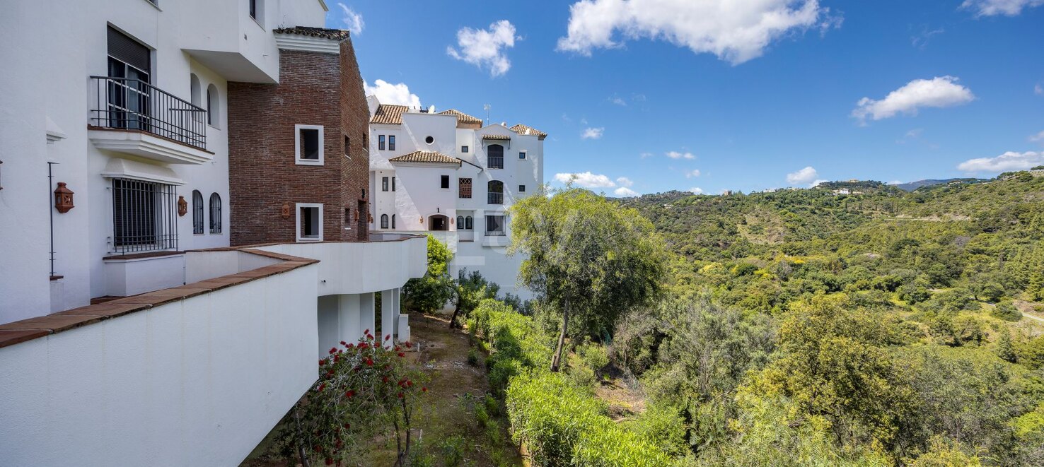 Lovely Apartment with Beautiful Sea Views and Golf Community Access