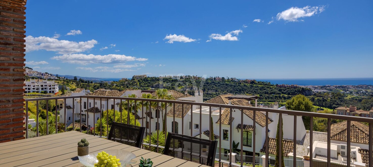 Lovely Apartment with Beautiful Sea Views and Golf Community Access