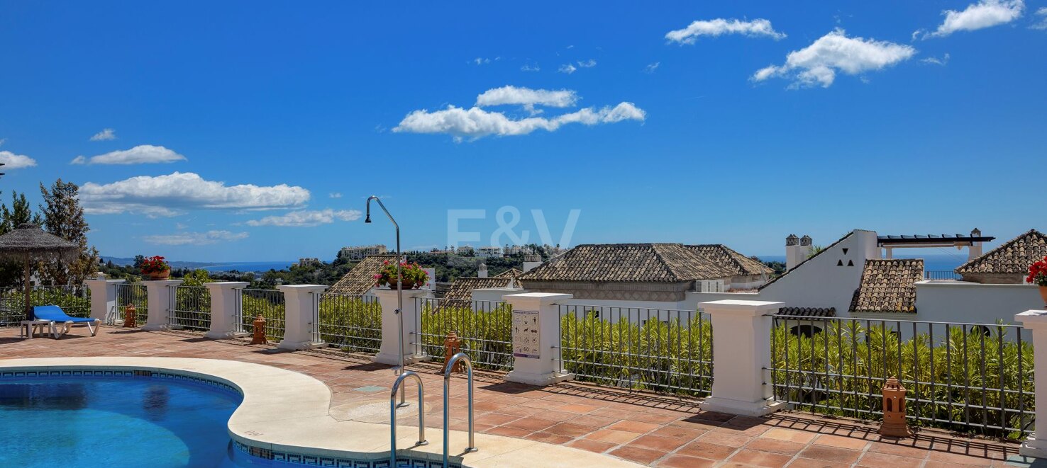 Lovely Apartment with Beautiful Sea Views and Golf Community Access