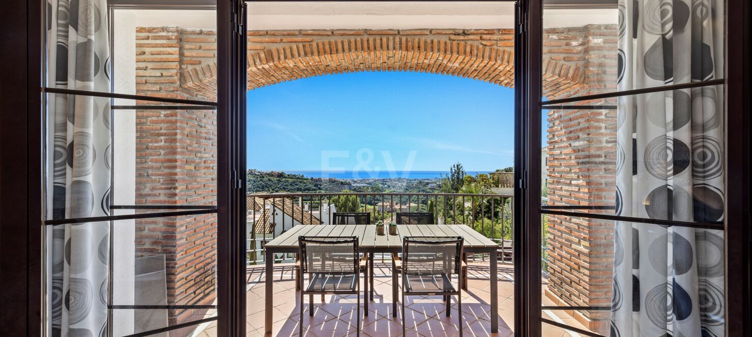 Lovely Apartment with Beautiful Sea Views and Golf Community Access