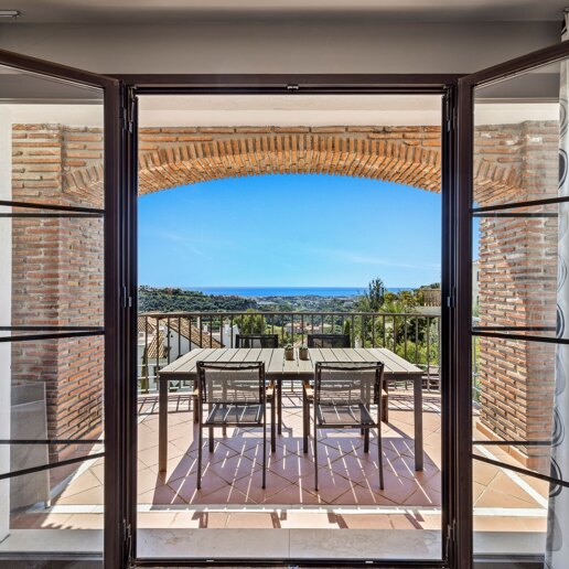 Lovely Apartment with Beautiful Sea Views and Golf Community Access