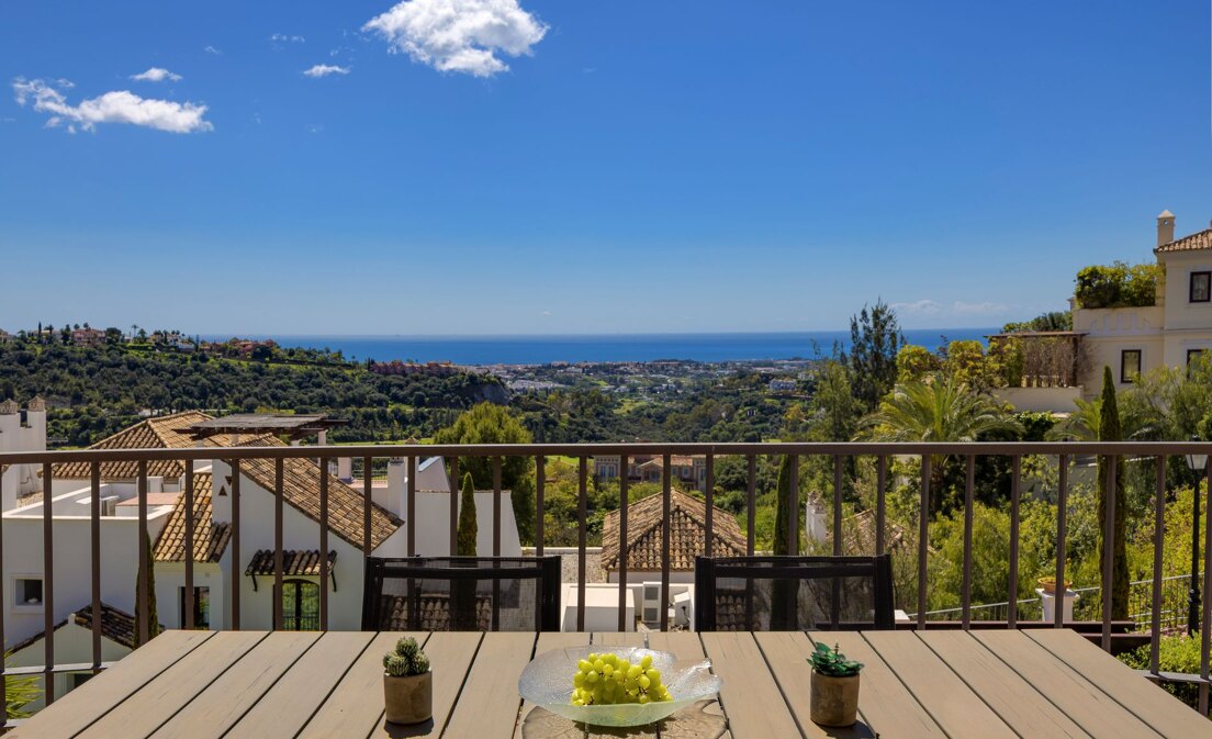 Lovely Apartment with Beautiful Sea Views and Golf Community Access