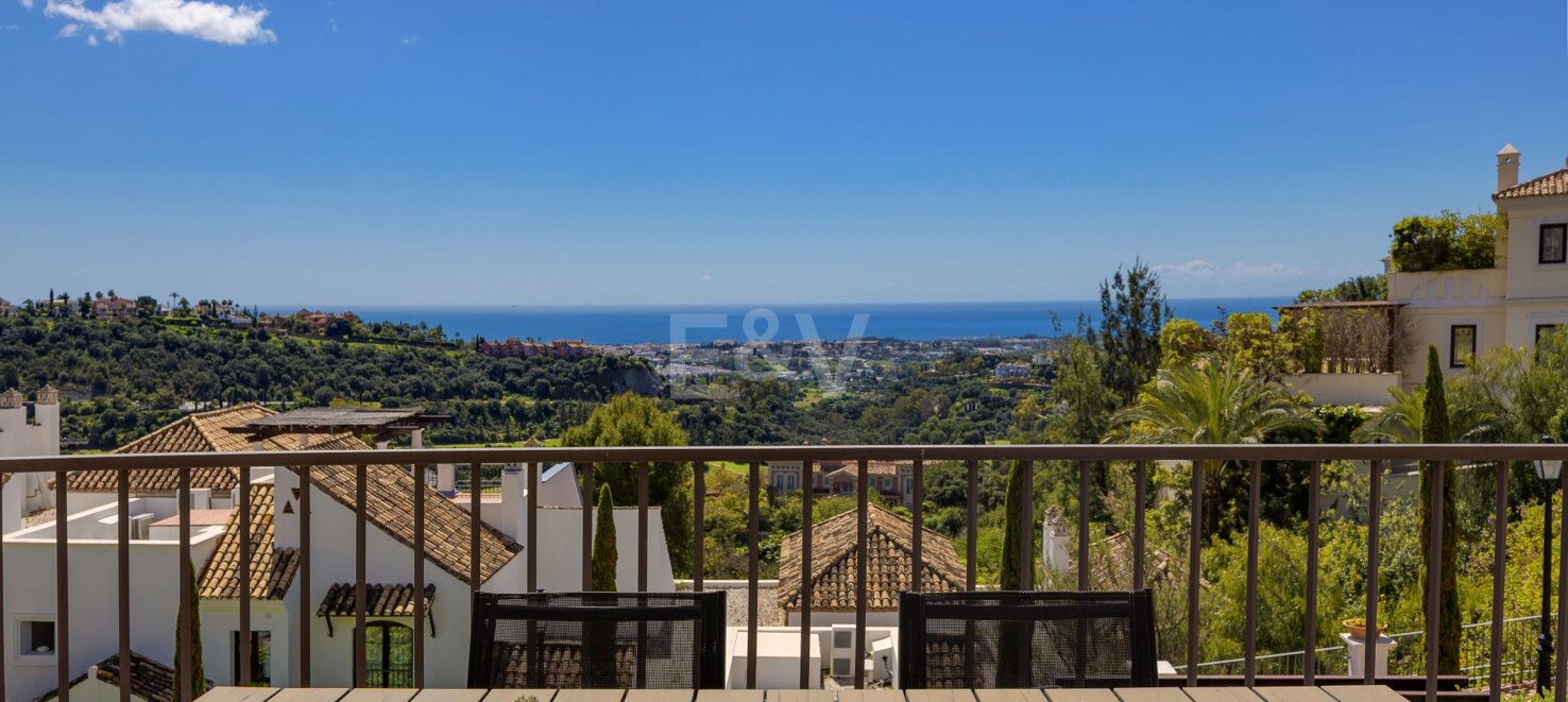Lovely Apartment with Beautiful Sea Views and Golf Community Access