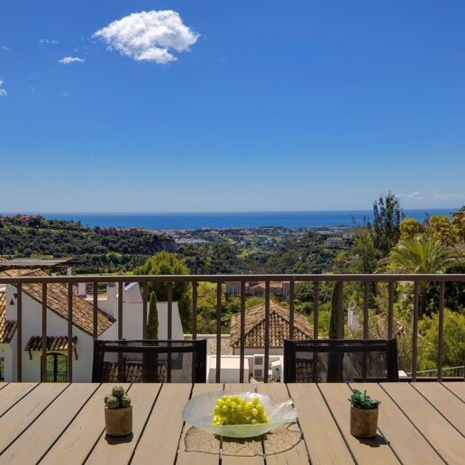 Lovely Apartment with Beautiful Sea Views and Golf Community Access