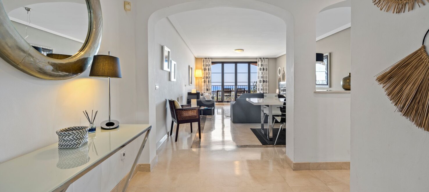 Lovely Apartment with Beautiful Sea Views and Golf Community Access