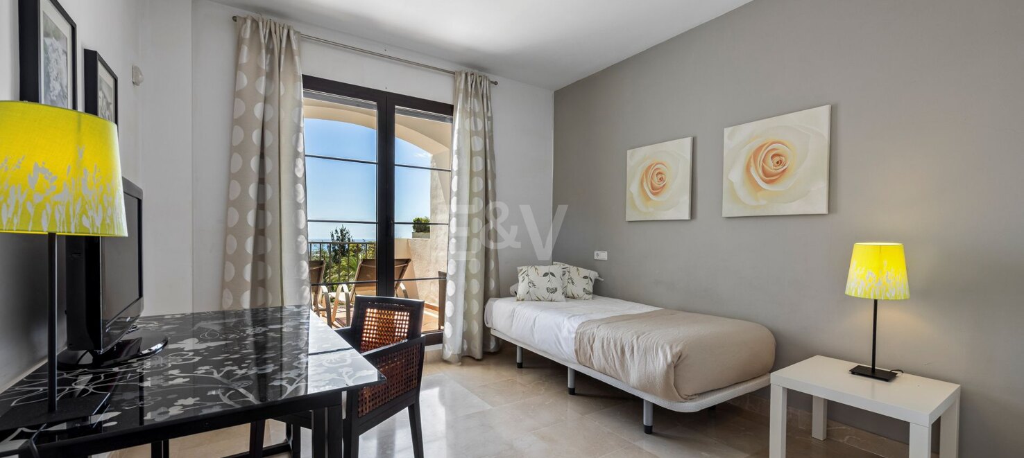 Lovely Apartment with Beautiful Sea Views and Golf Community Access