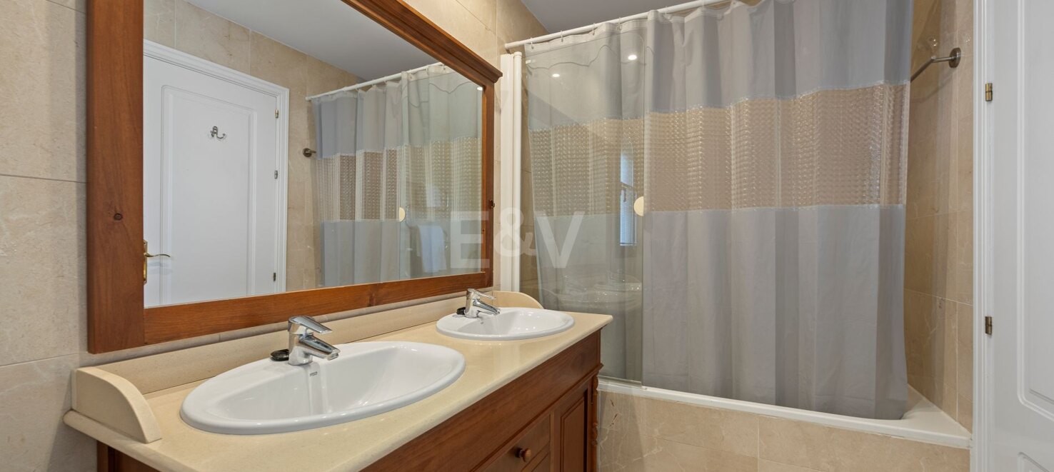 Lovely Apartment with Beautiful Sea Views and Golf Community Access