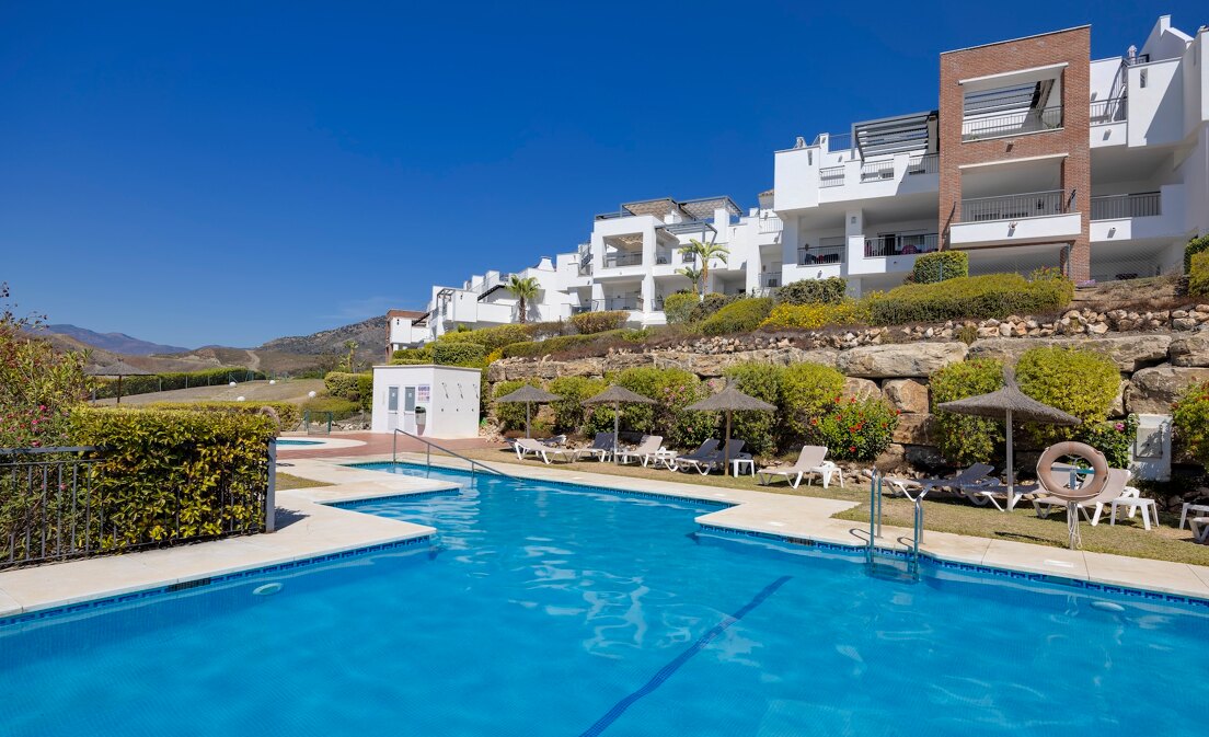 Spacious Ground Floor Apartment near Golf Course with Panoramic Mountain Views