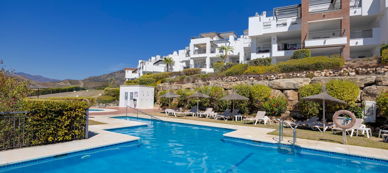 Spacious Ground Floor Apartment near Golf Course with Panoramic Mountain Views