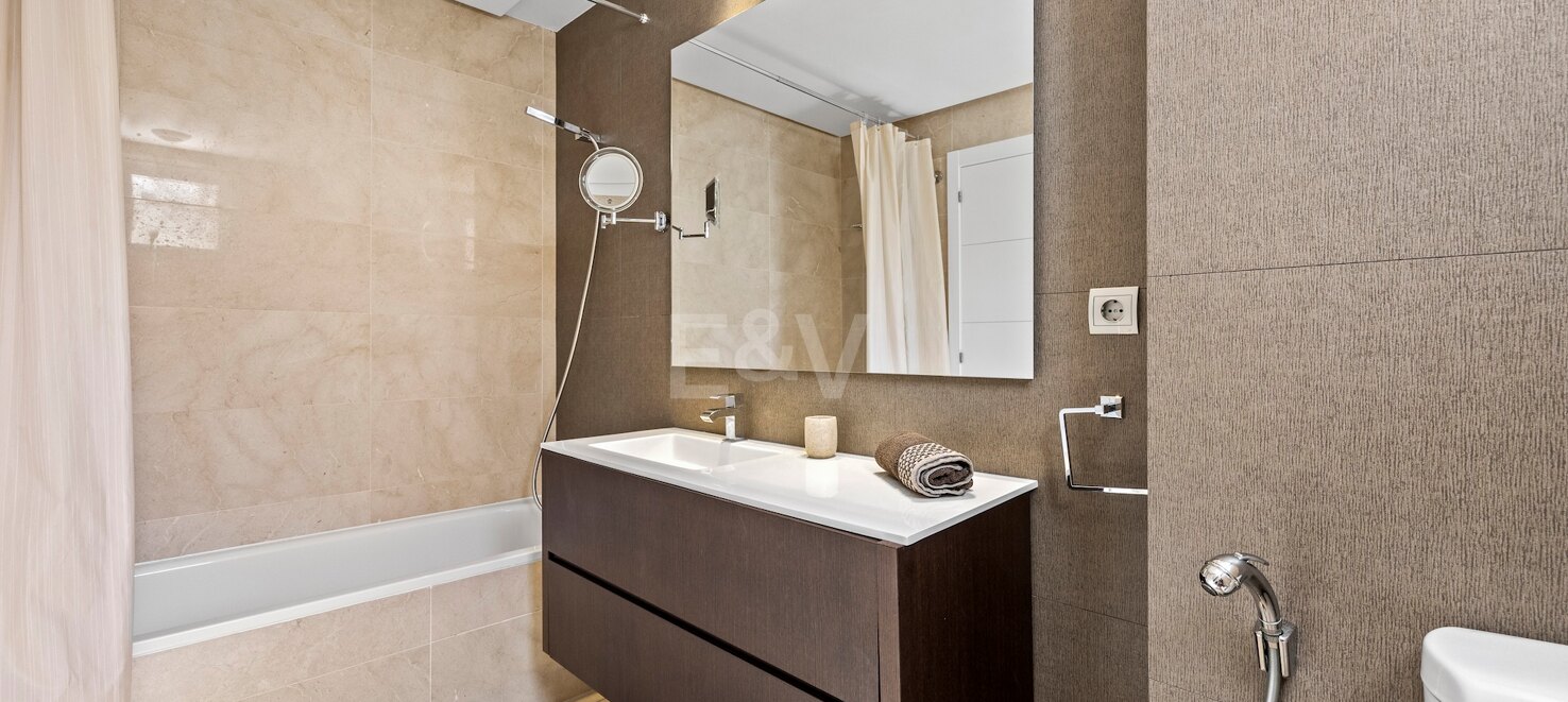 Spacious Ground Floor Apartment near Golf Course with Panoramic Mountain Views