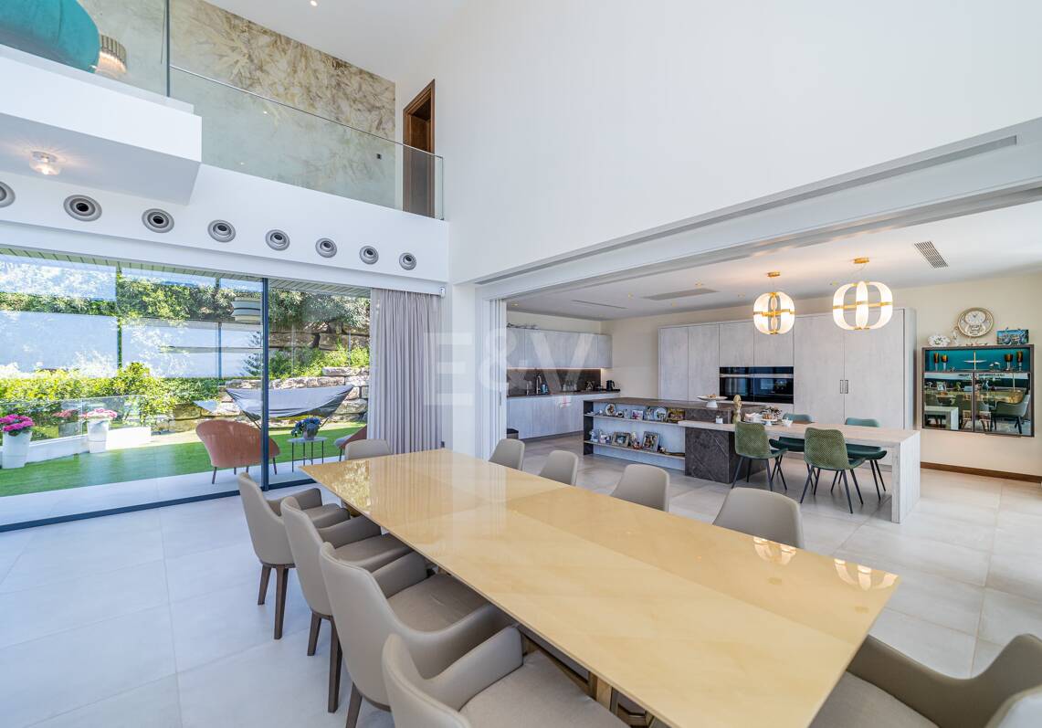 Moderne Golf-Villa in erster Linie mit Meerblick neben dem Clubhaus