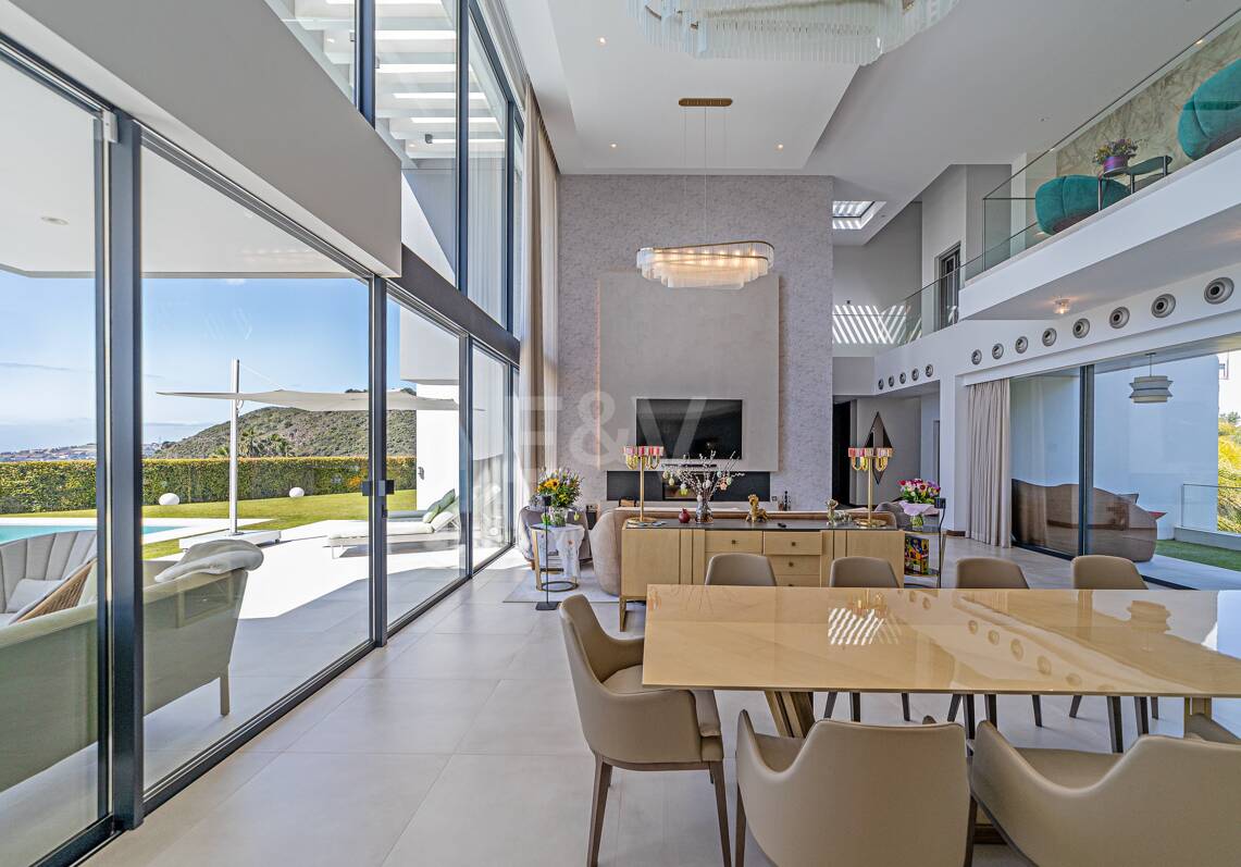 Moderne Golf-Villa in erster Linie mit Meerblick neben dem Clubhaus