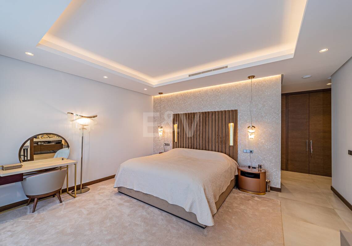Moderne Golf-Villa in erster Linie mit Meerblick neben dem Clubhaus