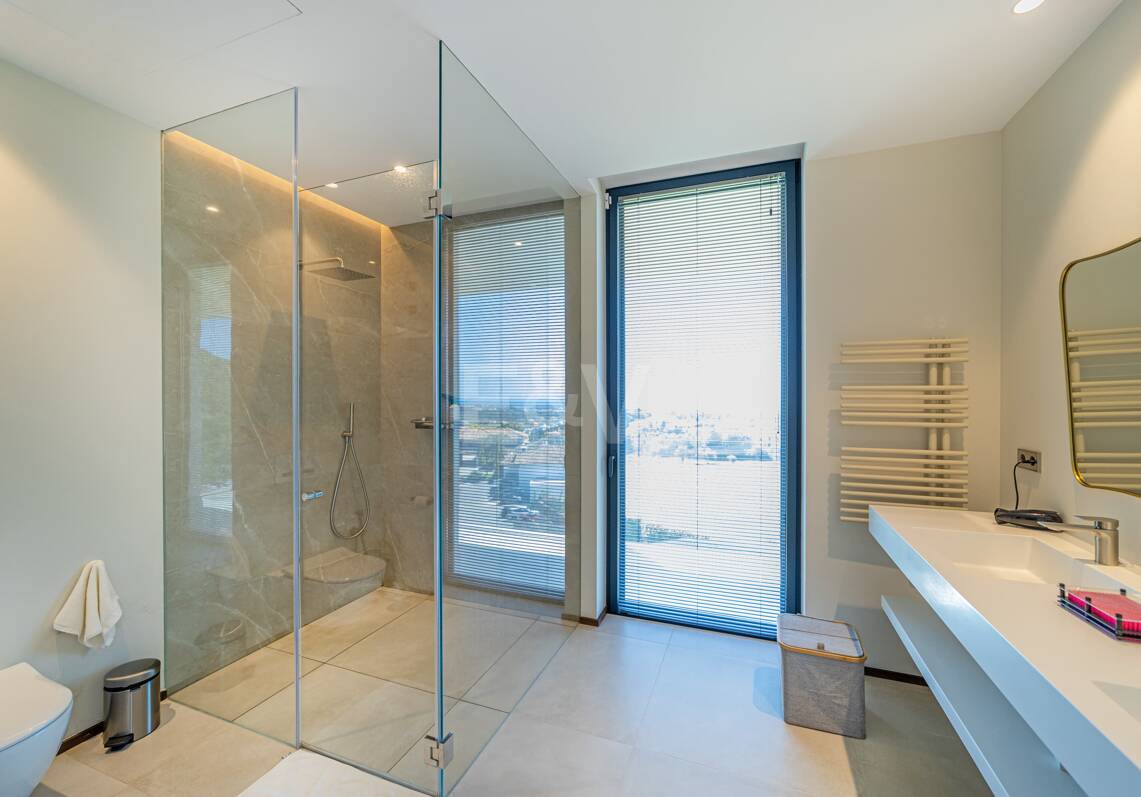 Moderne Golf-Villa in erster Linie mit Meerblick neben dem Clubhaus