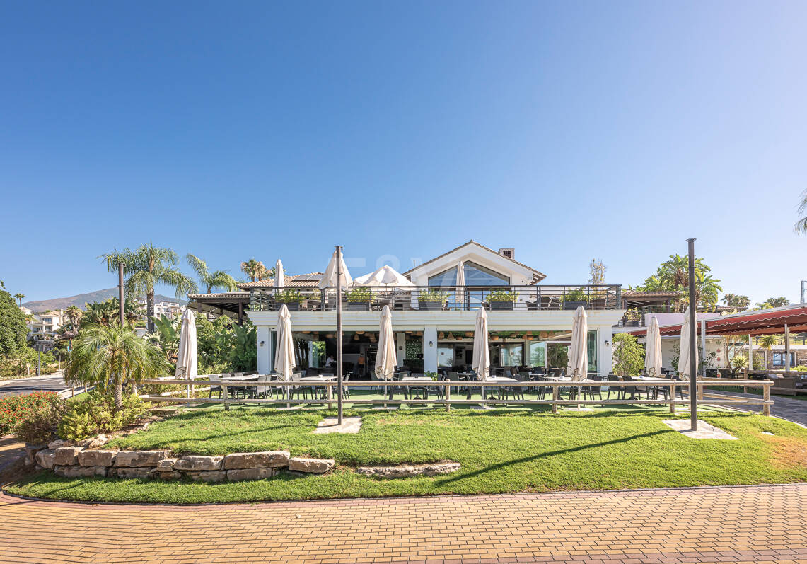 Moderne Golf-Villa in erster Linie mit Meerblick neben dem Clubhaus