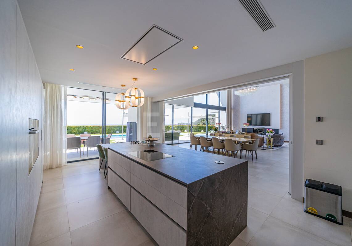Moderne Golf-Villa in erster Linie mit Meerblick neben dem Clubhaus