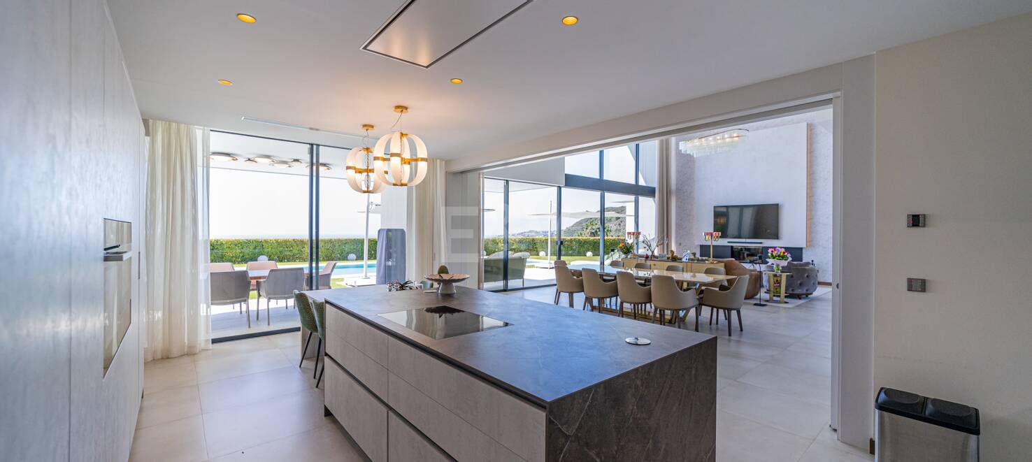 Villa moderna frente al golf con vistas al mar junto a la casa club