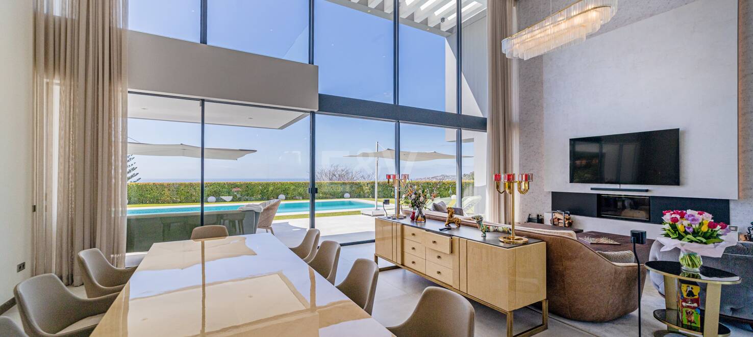 Villa moderna frente al golf con vistas al mar junto a la casa club