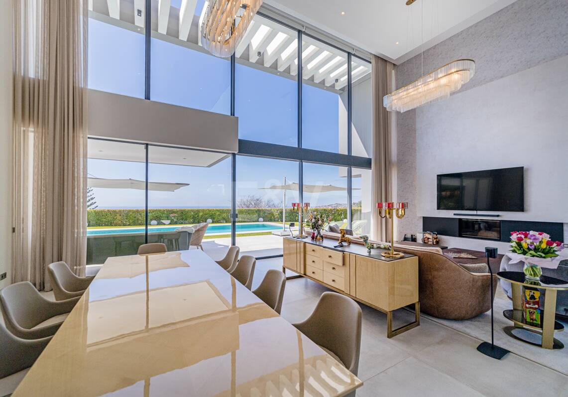 Moderne Golf-Villa in erster Linie mit Meerblick neben dem Clubhaus