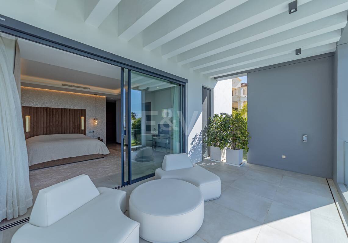 Moderne Golf-Villa in erster Linie mit Meerblick neben dem Clubhaus