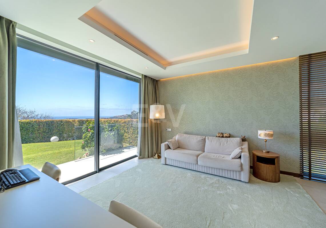 Moderne Golf-Villa in erster Linie mit Meerblick neben dem Clubhaus