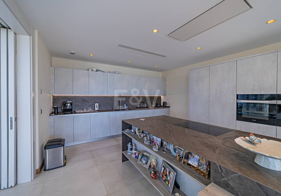 Moderne Golf-Villa in erster Linie mit Meerblick neben dem Clubhaus