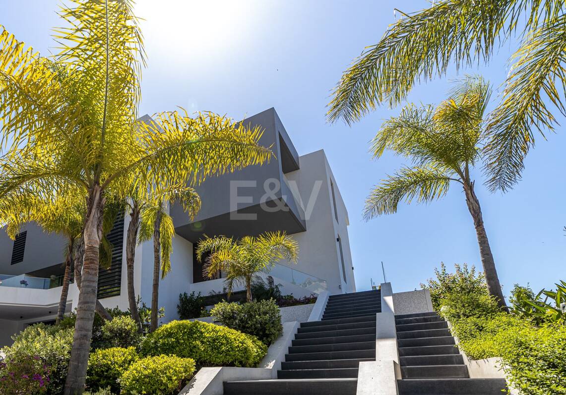 Moderne Golf-Villa in erster Linie mit Meerblick neben dem Clubhaus