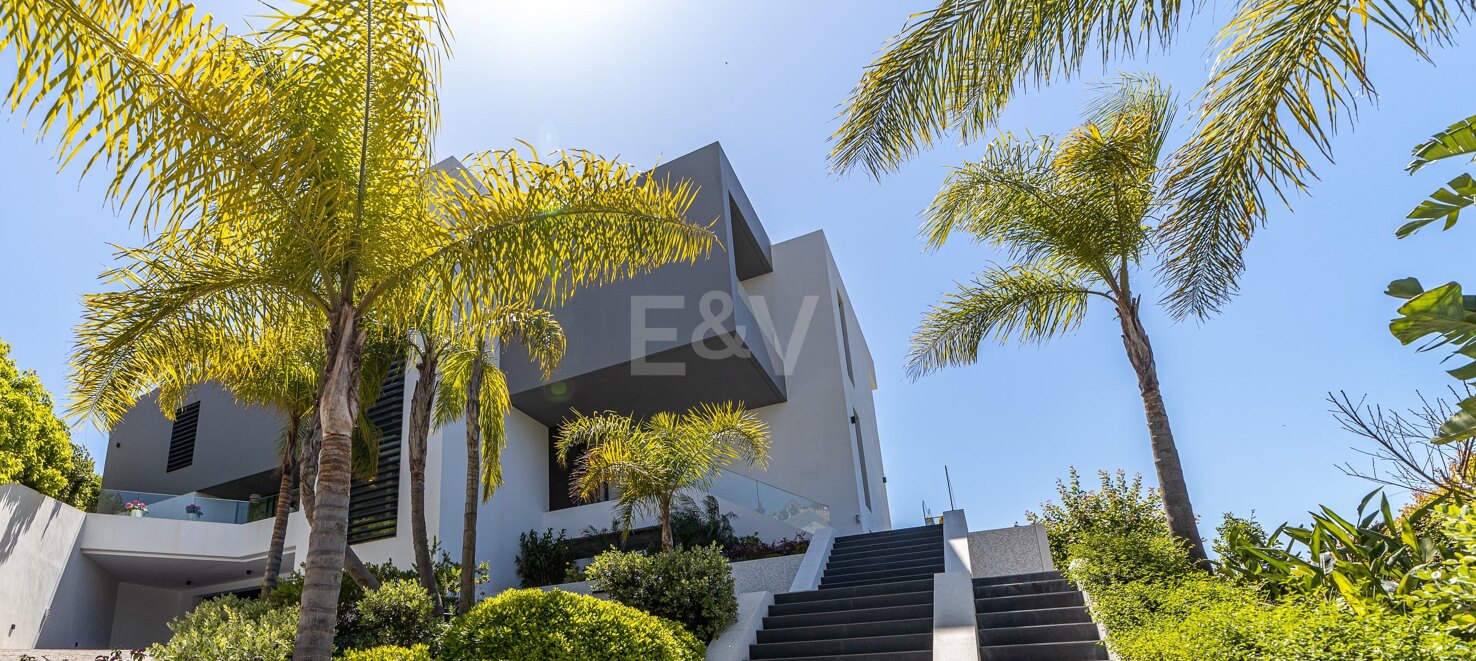 Moderne Golf-Villa in erster Linie mit Meerblick neben dem Clubhaus