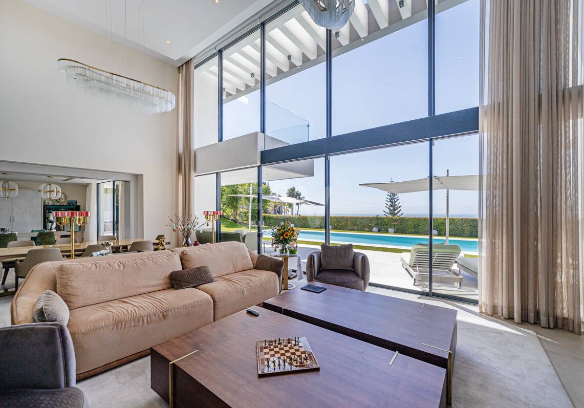 Moderne Golf-Villa in erster Linie mit Meerblick neben dem Clubhaus