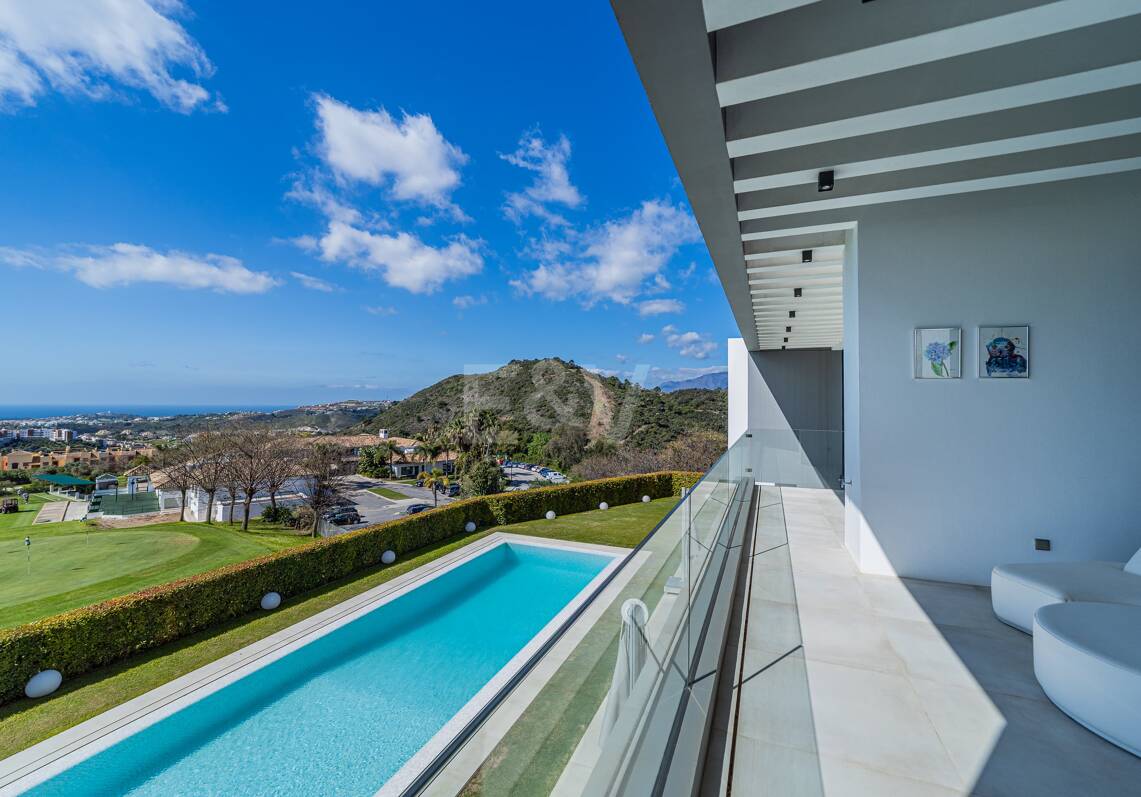 Moderne Golf-Villa in erster Linie mit Meerblick neben dem Clubhaus