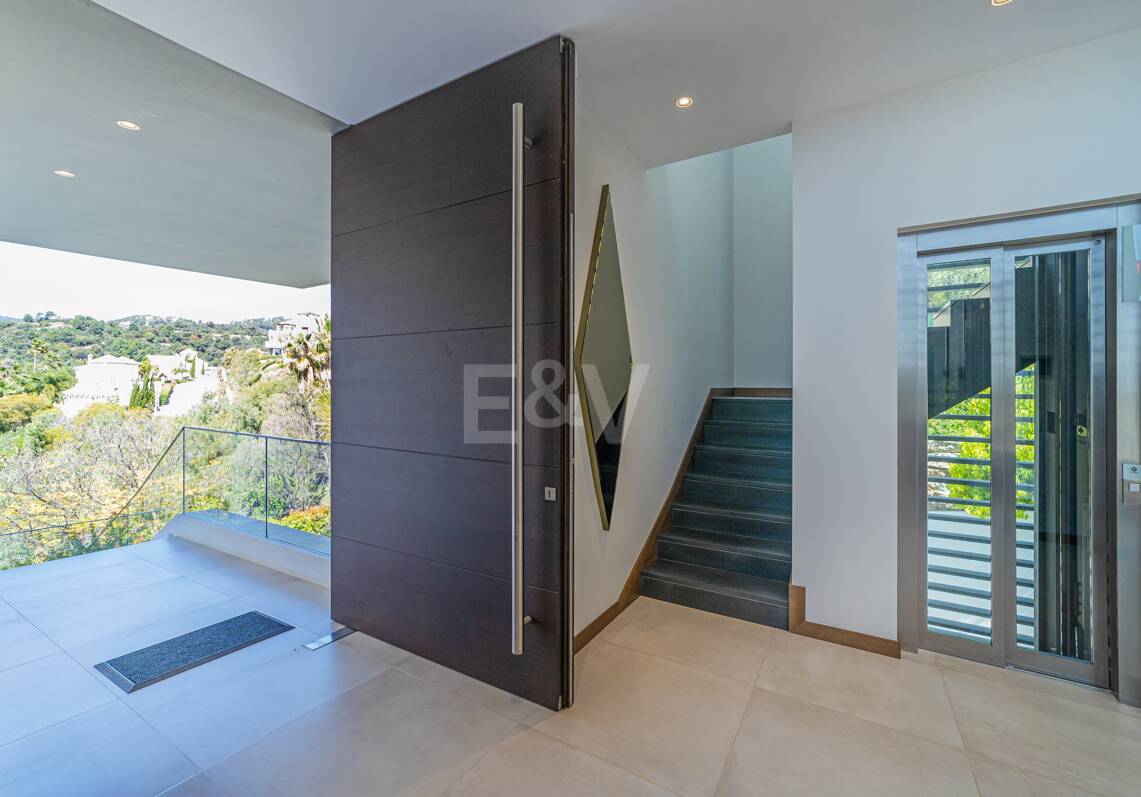 Moderne Golf-Villa in erster Linie mit Meerblick neben dem Clubhaus