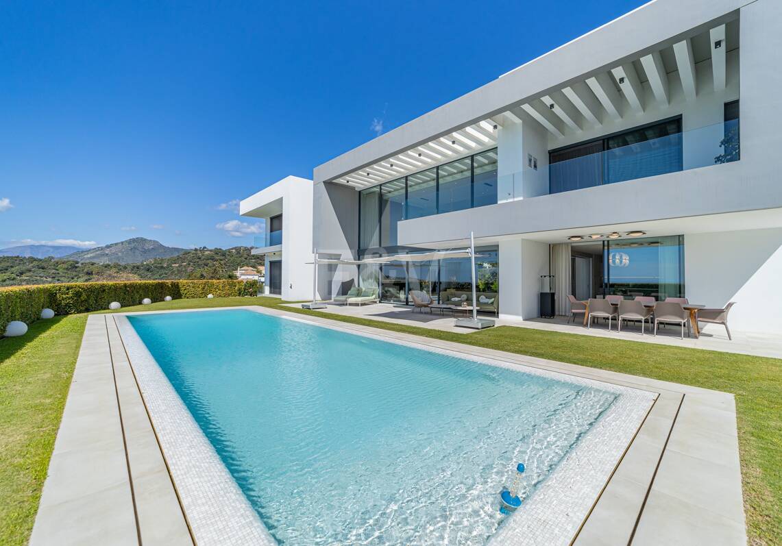 Moderne Golf-Villa in erster Linie mit Meerblick neben dem Clubhaus