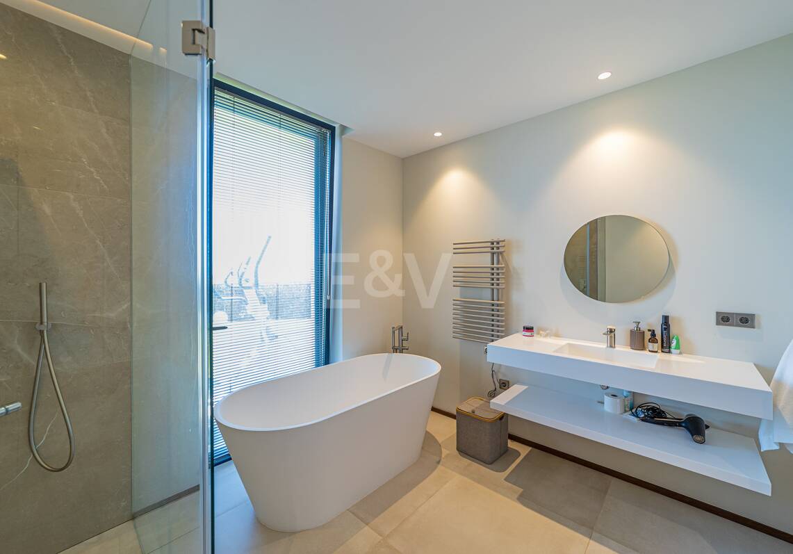 Moderne Golf-Villa in erster Linie mit Meerblick neben dem Clubhaus