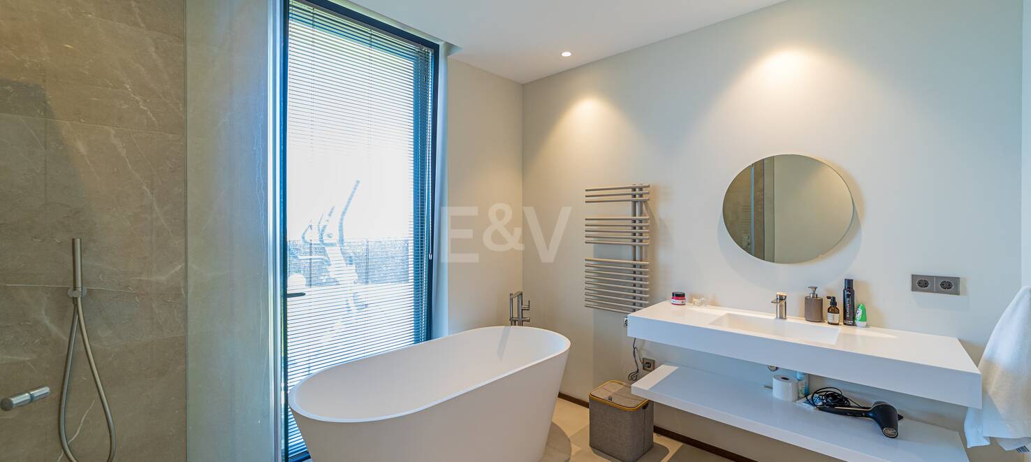 Villa moderna frente al golf con vistas al mar junto a la casa club