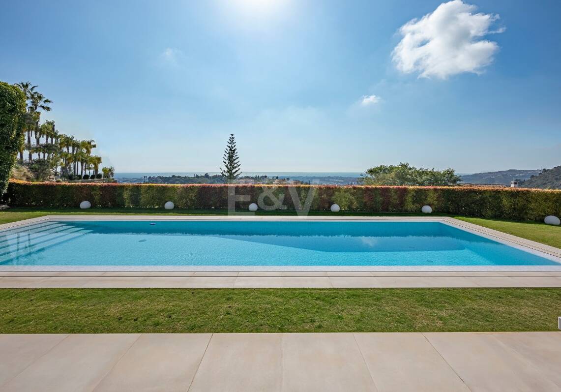 Moderne Golf-Villa in erster Linie mit Meerblick neben dem Clubhaus