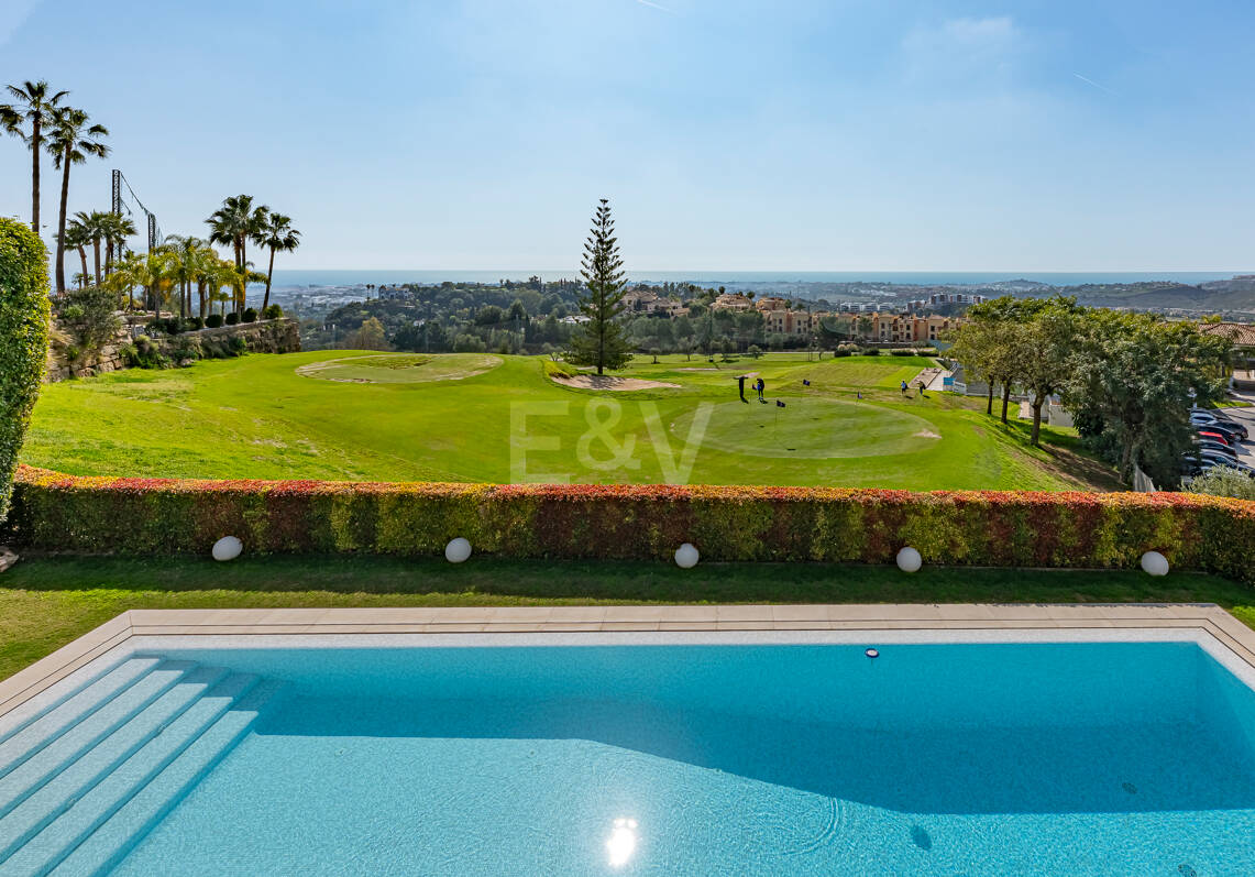 Moderne Golf-Villa in erster Linie mit Meerblick neben dem Clubhaus
