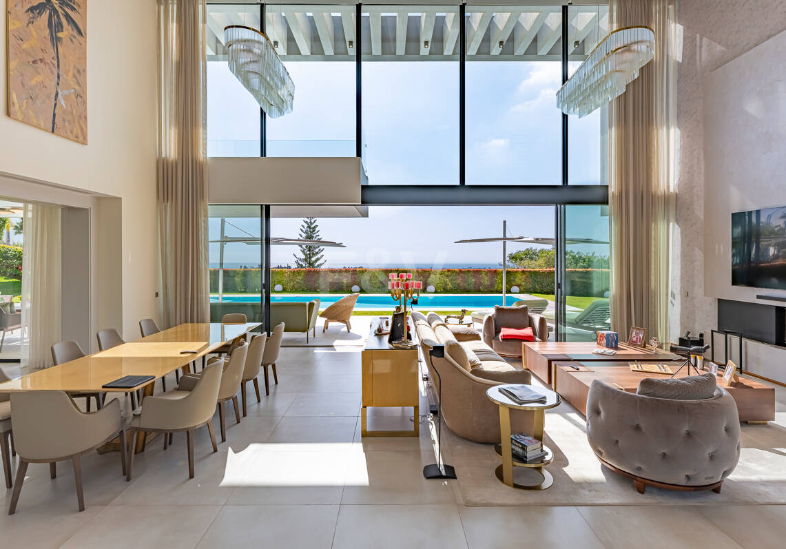 Moderne Golf-Villa in erster Linie mit Meerblick neben dem Clubhaus