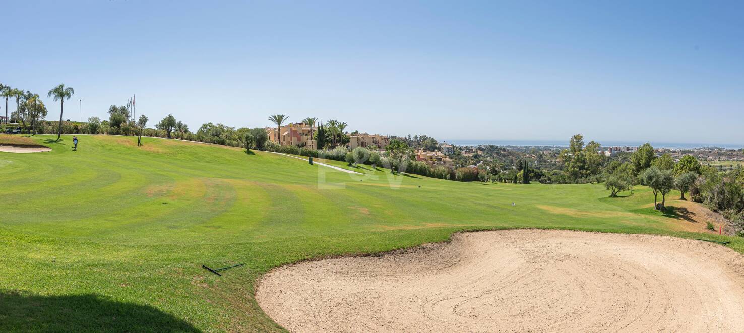 Villa moderna frente al golf con vistas al mar junto a la casa club