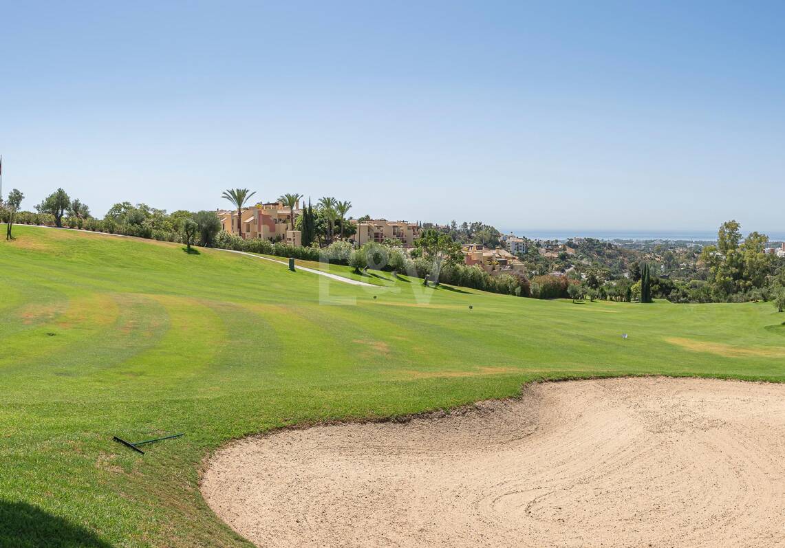 Moderne Golf-Villa in erster Linie mit Meerblick neben dem Clubhaus
