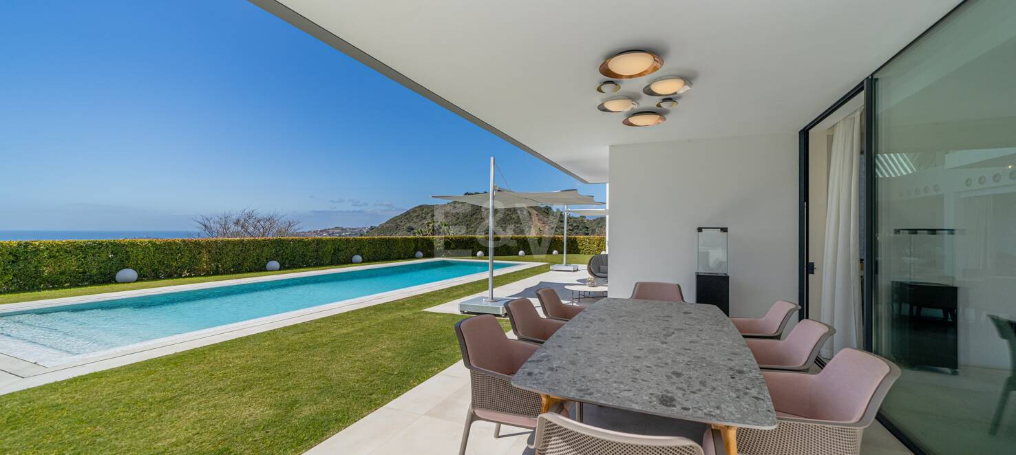 Villa moderna frente al golf con vistas al mar junto a la casa club