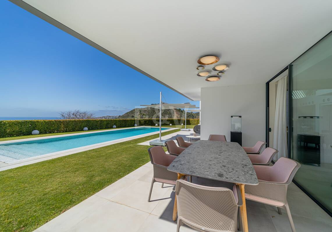 Moderne Golf-Villa in erster Linie mit Meerblick neben dem Clubhaus
