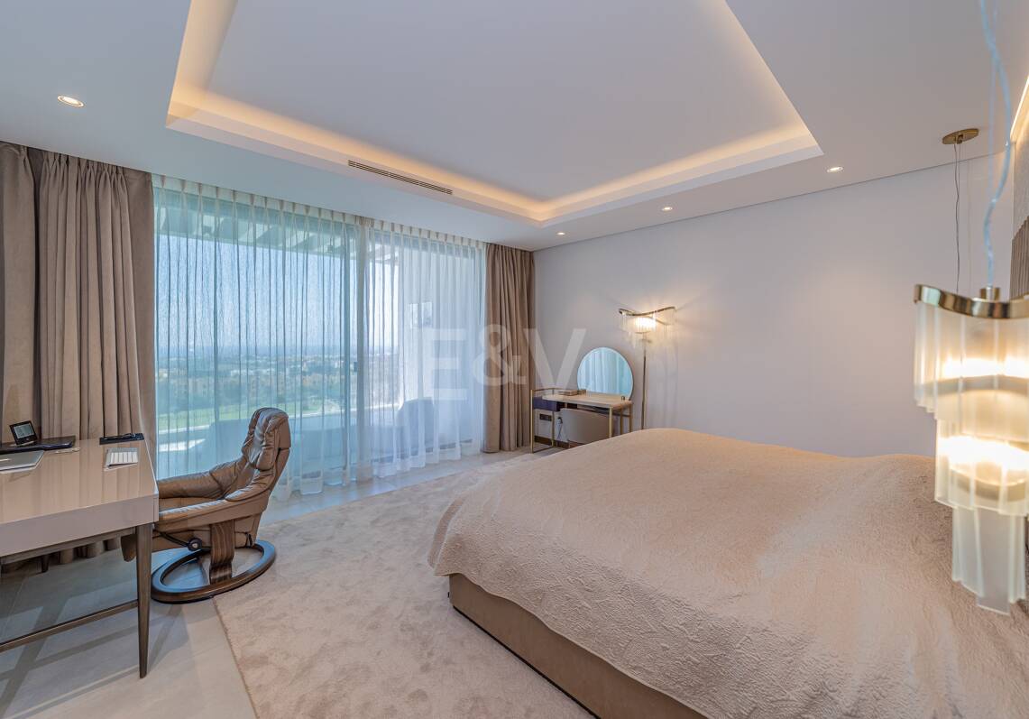 Moderne Golf-Villa in erster Linie mit Meerblick neben dem Clubhaus