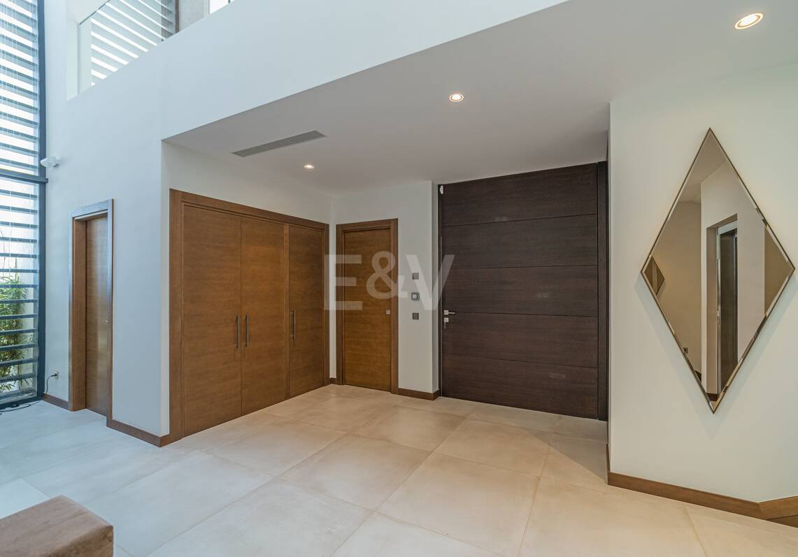 Moderne Golf-Villa in erster Linie mit Meerblick neben dem Clubhaus