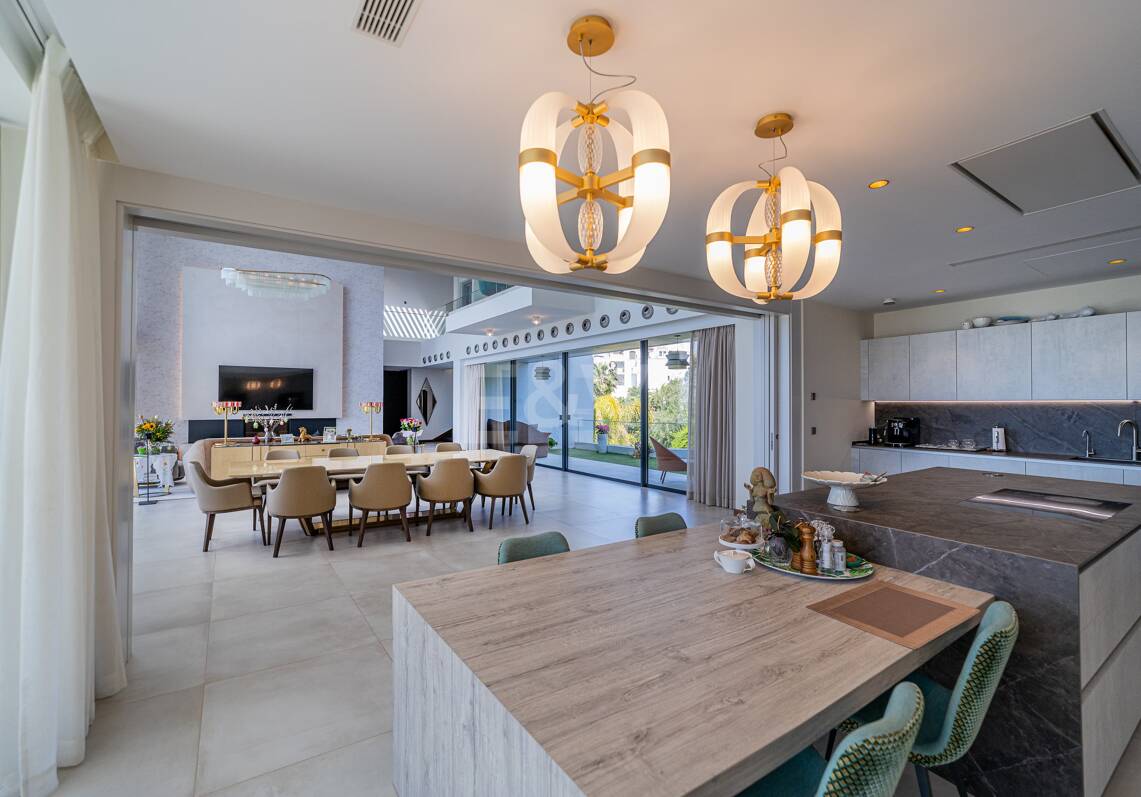 Moderne Golf-Villa in erster Linie mit Meerblick neben dem Clubhaus