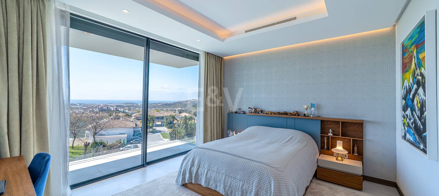 Villa moderna frente al golf con vistas al mar junto a la casa club